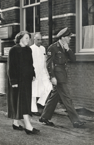 501933 Afbeelding van het vertrek van Prinses Beatrix uit het Stads- en Academisch Ziekenhuis (S.A.Z.U., ...